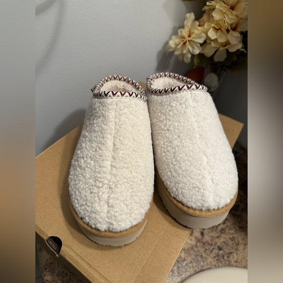 Bearpaw Tan slippers size 5 NEW - Picture 4 of 6